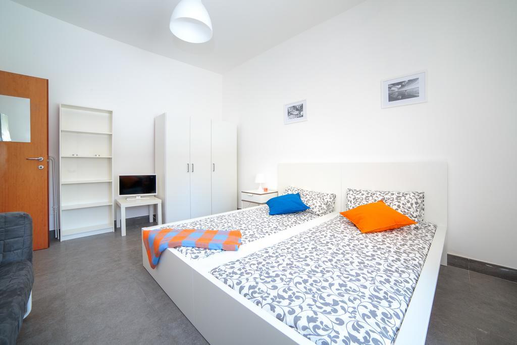 Ponte Tiberio Apartment Римини Екстериор снимка